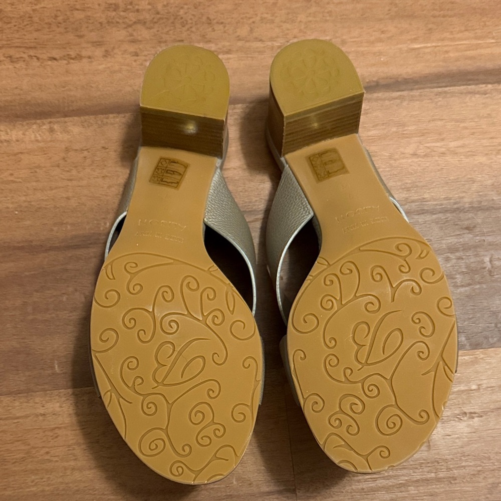 New in Box Brighton Women's Silver sandals with Short Heel - Picture 3 of 4